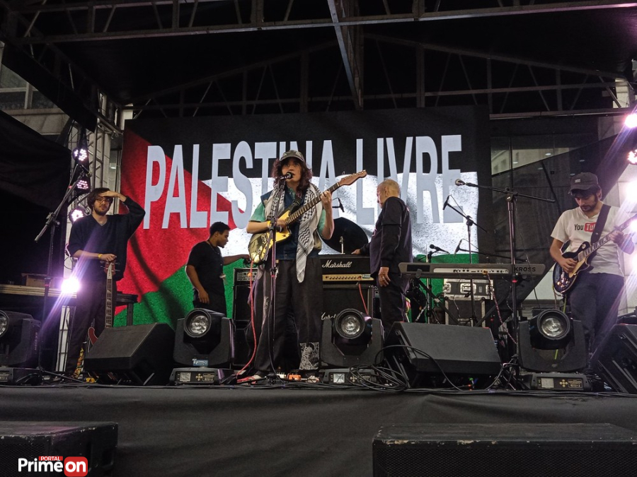 Show interrompido pela Prefeitura de SP, polêmica no Lolla e nome diferentão: conheça a banda Sophia Chablau e Uma Enorme Perda de Tempo