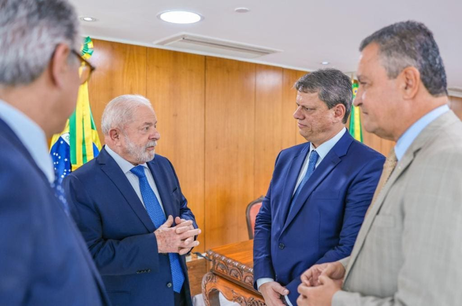 Cotado para 2026, Tarcísio vira alvo do governo Lula por apoio a Trump