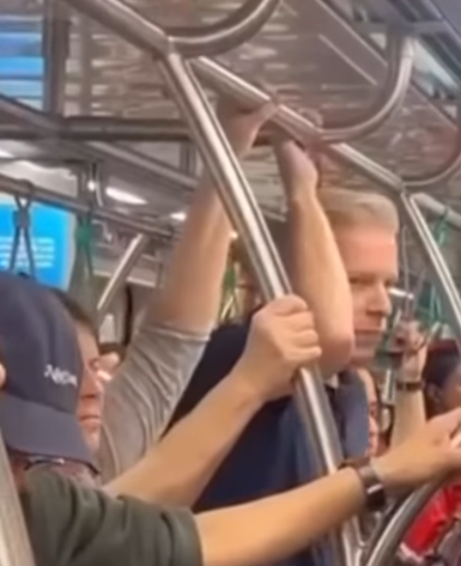 Ex-prefeito Igor Soares é flagrado andando de trem na Linha 8-Diamante e viraliza
