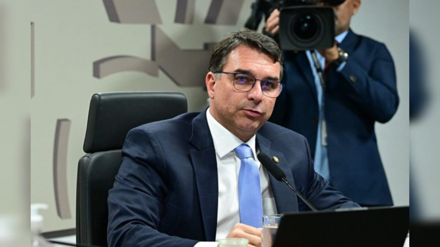 Familiares de Flávio Bolsonaro são feitos reféns em invasão a residência no Rio de Janeiro