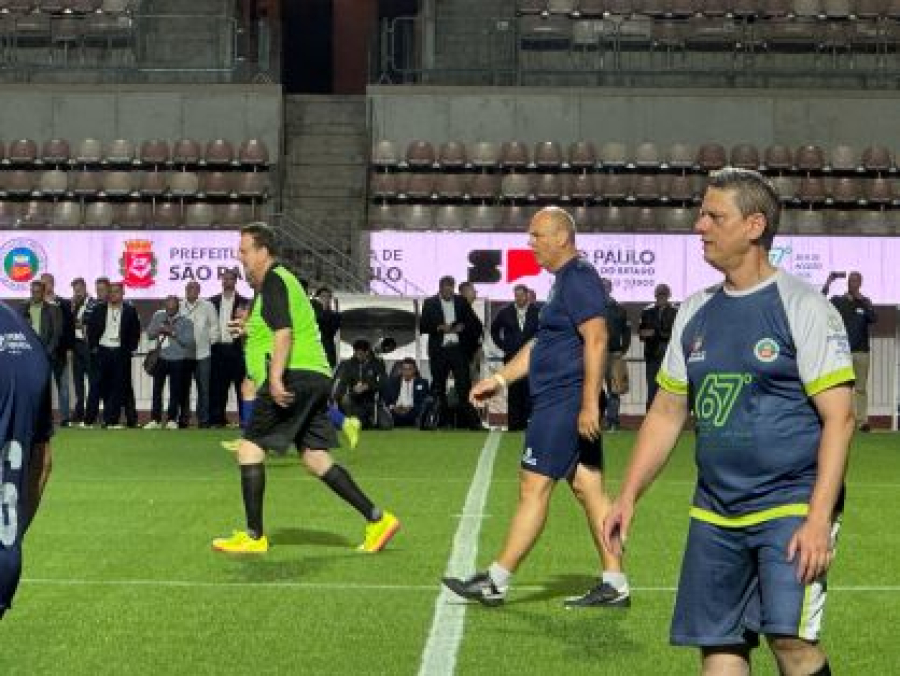 Em SP, Tarcísio veste a 10 e Kassab apita jogo de prefeitos no Pacaembu