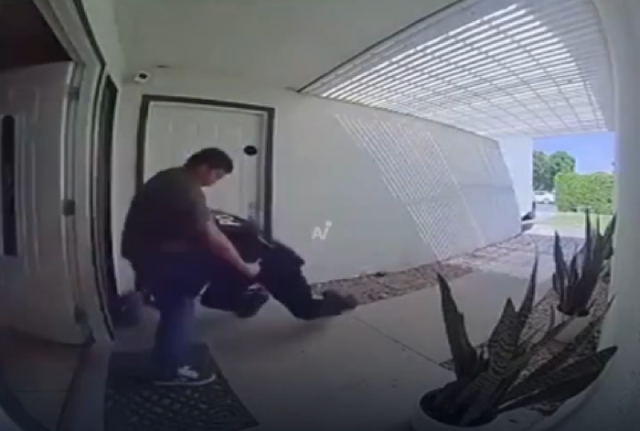 [VÍDEO] Policial sobrevive a ataque com faca em frente à casa: colete salva vida