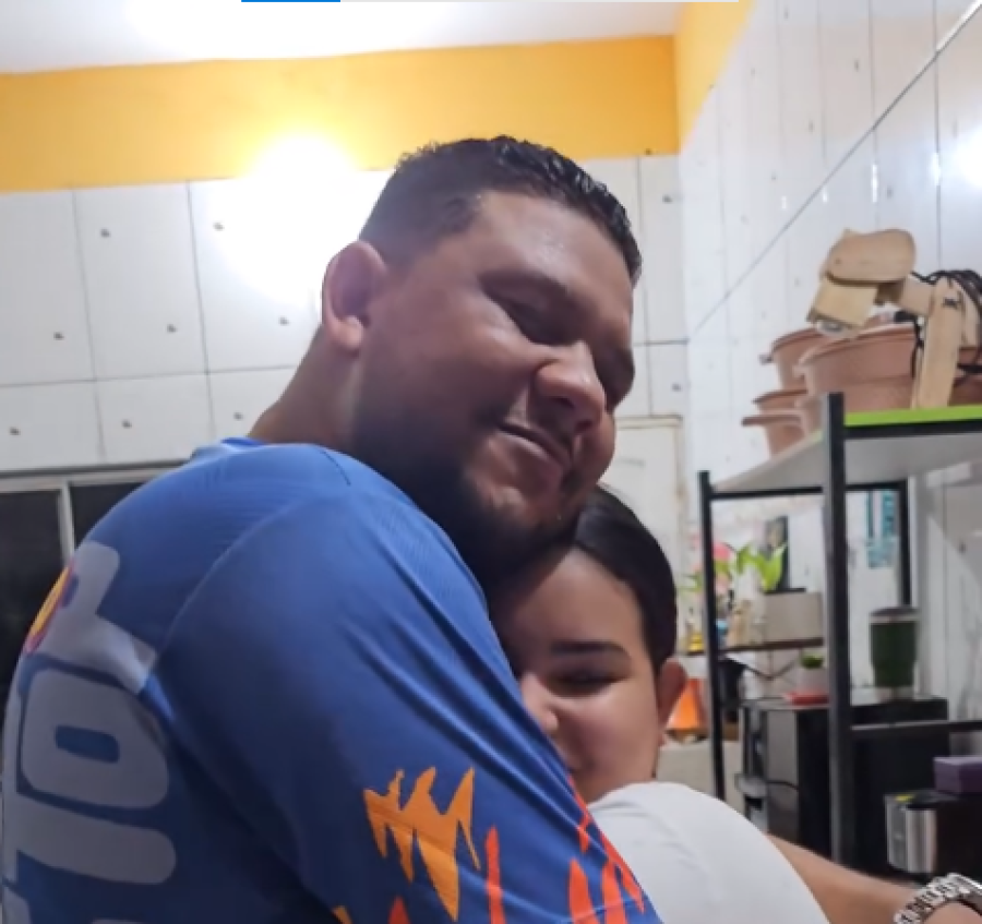 [VÍDEO] Aniversário emocionante: filha pede que pai largue o cigarro como presente
