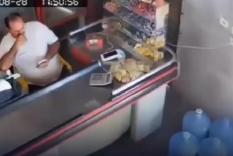 [VÍDEO] Comerciante é baleado dentro de mercearia; dois suspeitos são presos após fuga