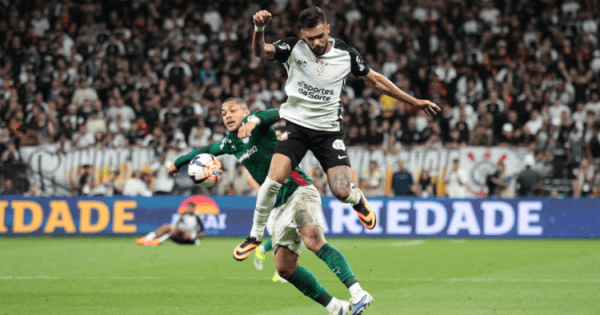 Memphis perde pênalti e Palmeiras vence o Corinthians com gol no fim