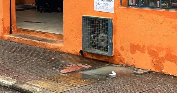 Moradores reclamam de bueiro que transborda e espalha mau cheiro em rua de São Roque