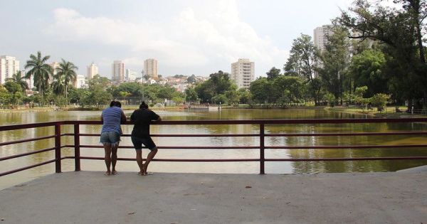 Refúgio no caos: 4 parques para relaxar em Barueri e região!